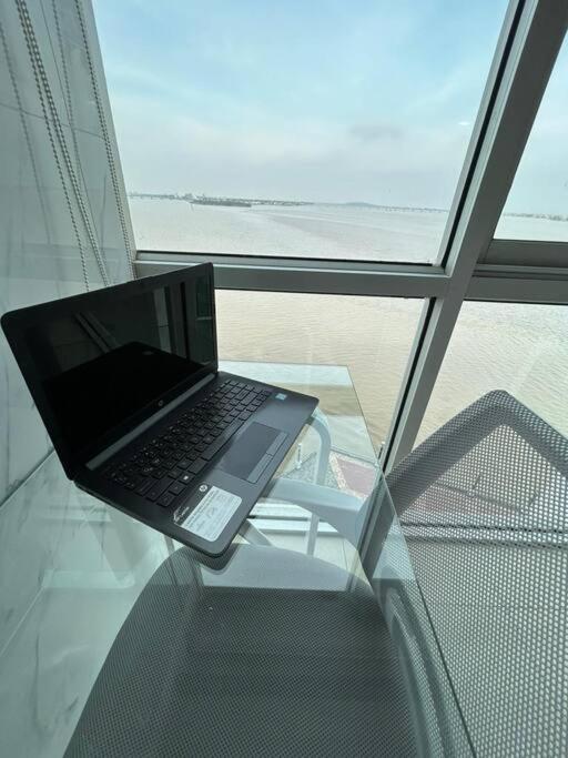Ecusuites Ejecutiva Mini view río guayas Aeropuerto