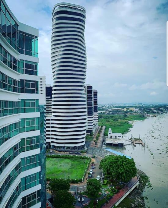 Ecusuites Ejecutiva Mini view río guayas Aeropuerto
