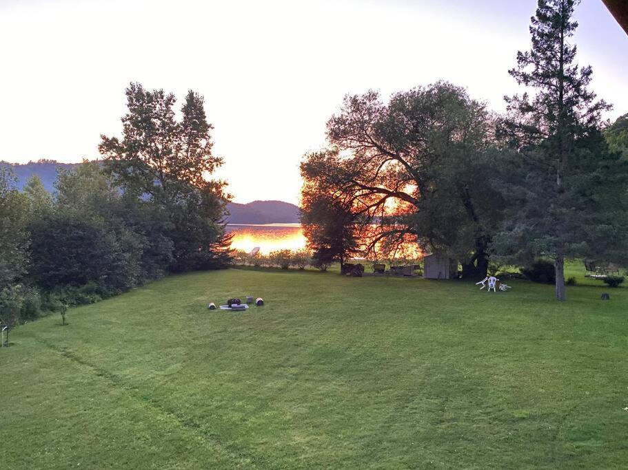 Lake side escape (log home)