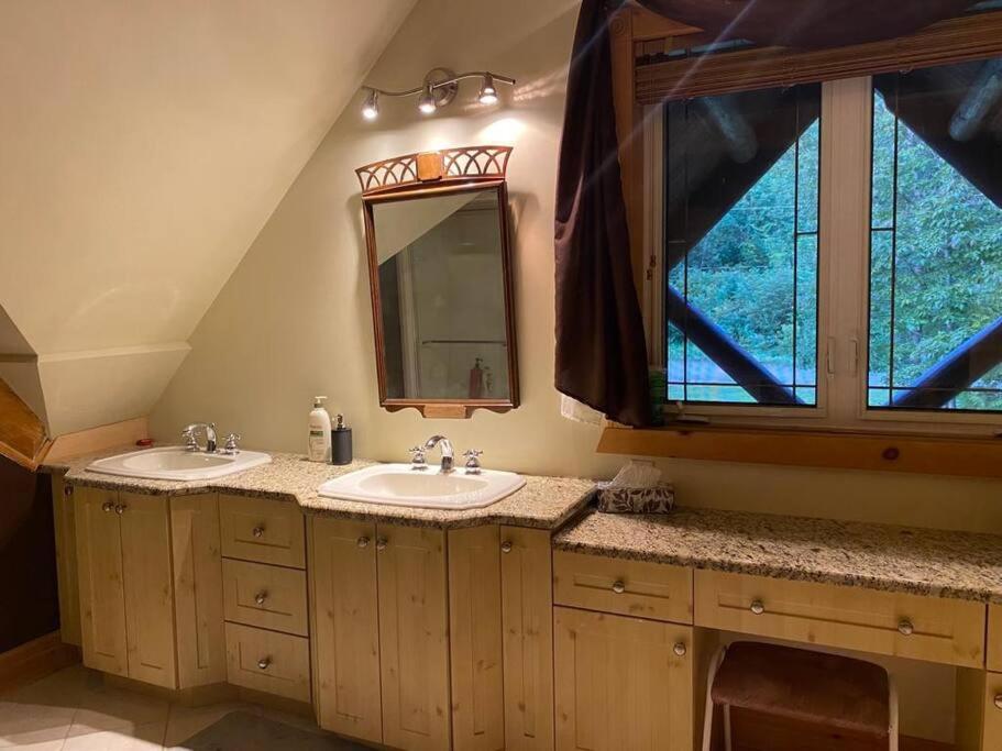 Lake side escape (log home)