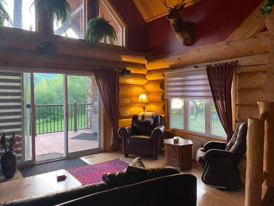 Lake side escape (log home)