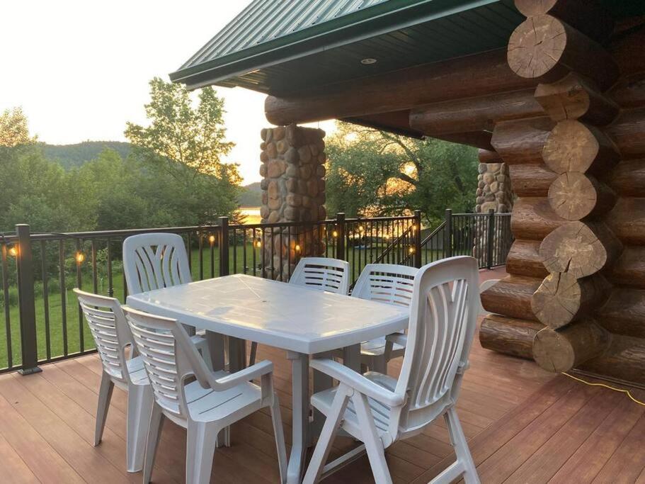 Lake side escape (log home)