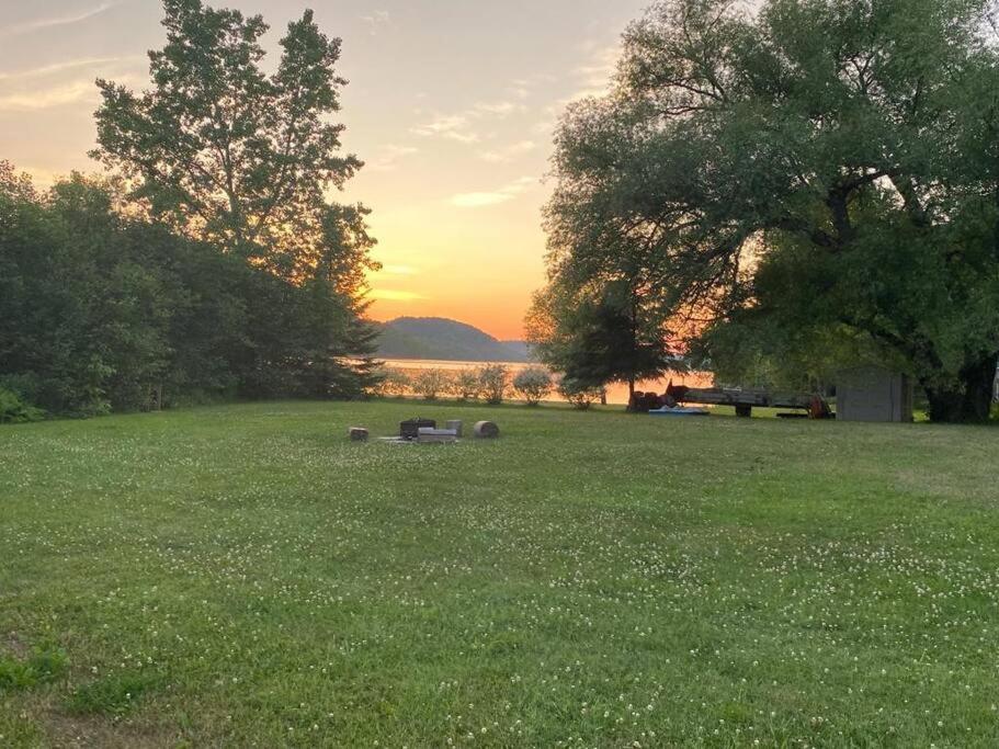 Lake side escape (log home)