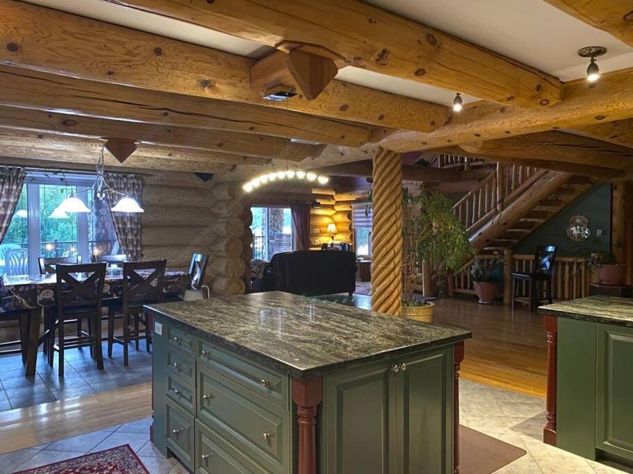 Lake side escape (log home)