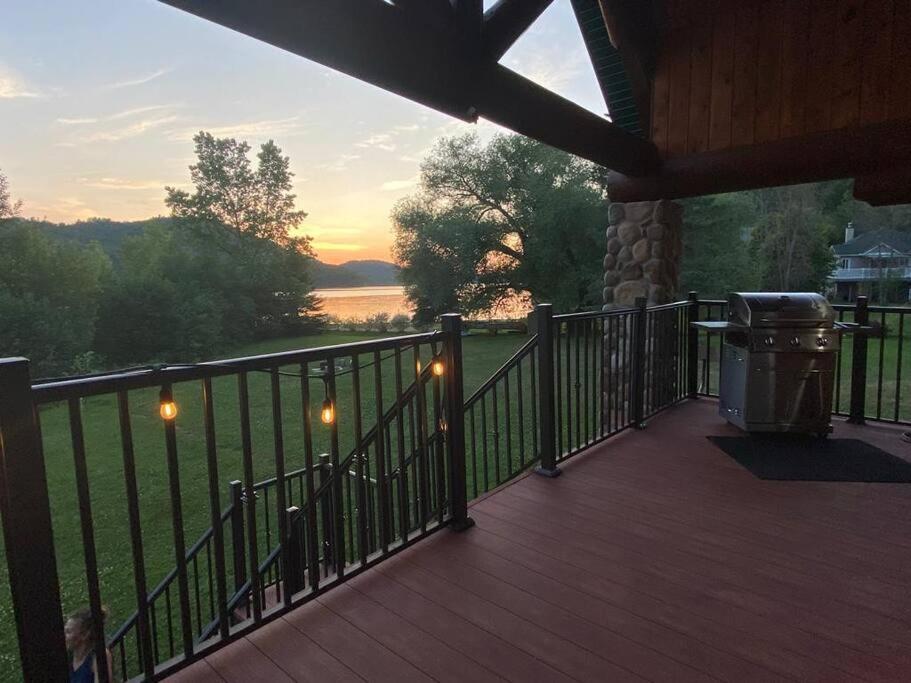 Lake side escape (log home)