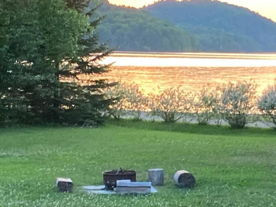 Lake side escape (log home)