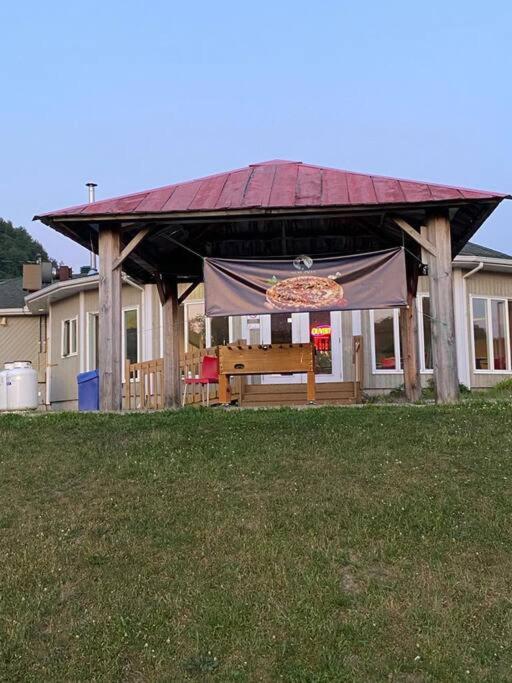 Lake side escape (log home)