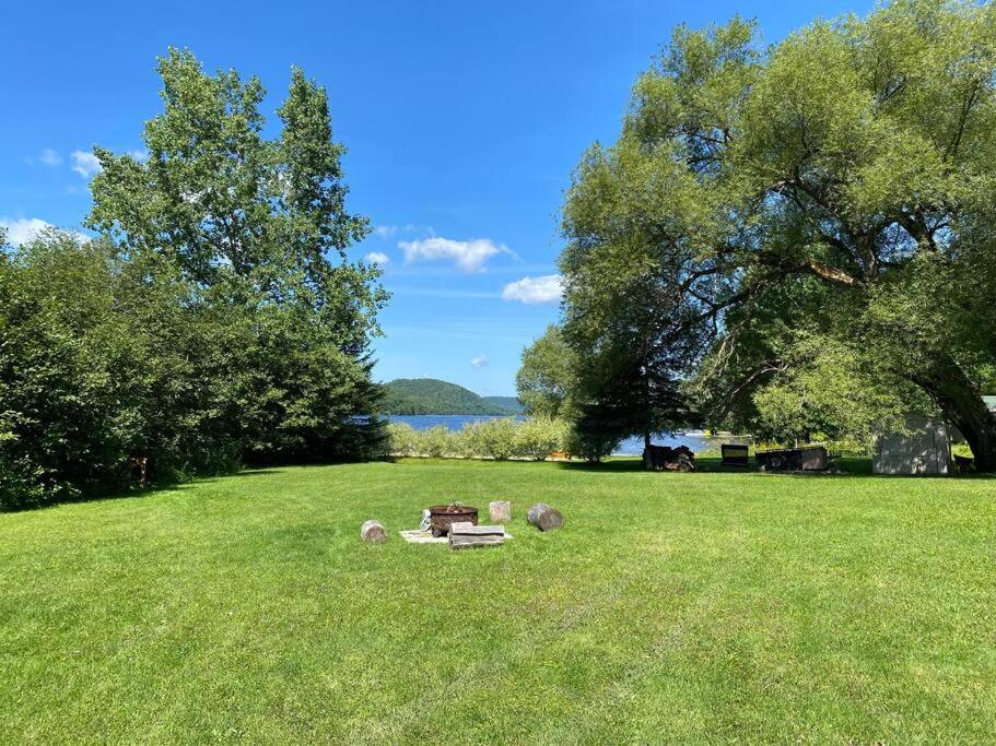 Lake side escape (log home)