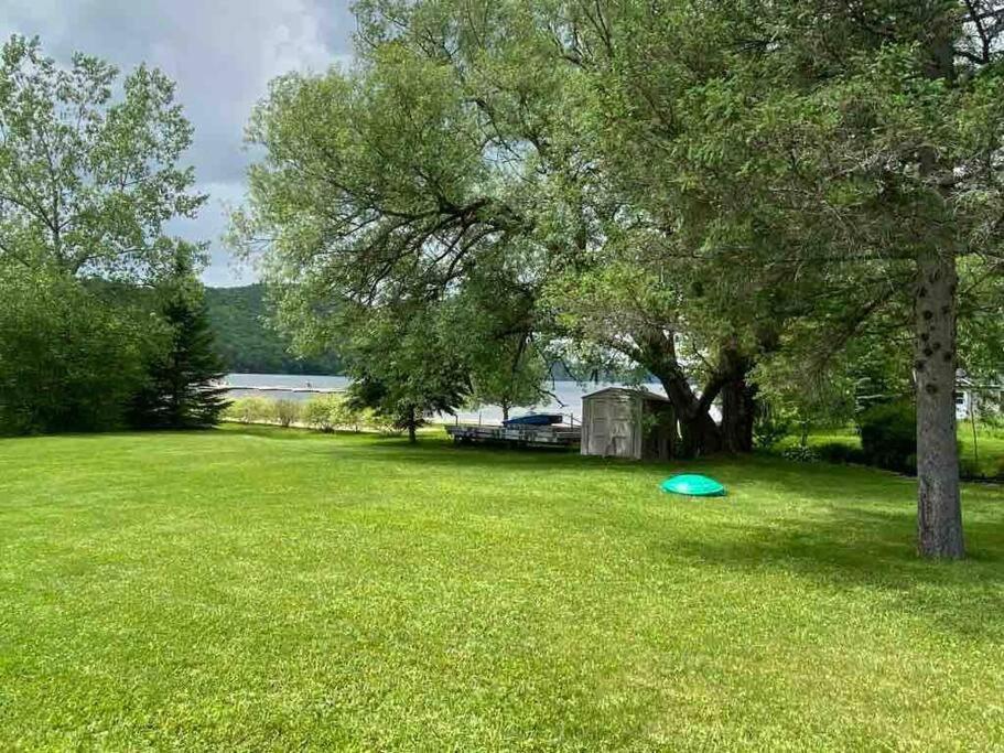 Lake side escape (log home)