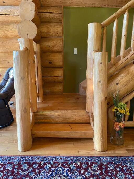 Lake side escape (log home)