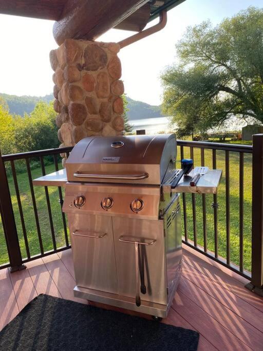 Lake side escape (log home)