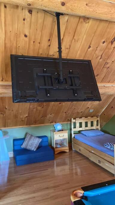 Lake side escape (log home)