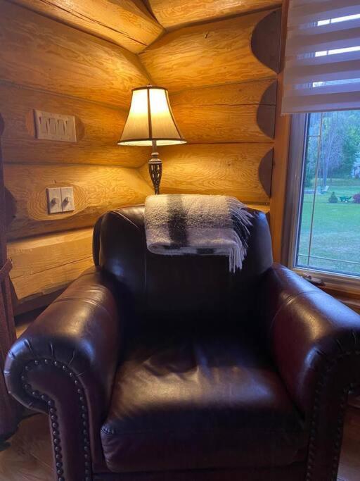 Lake side escape (log home)