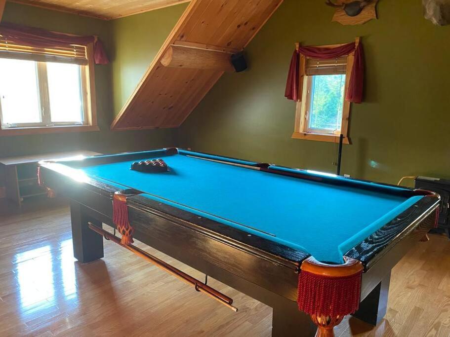 Lake side escape (log home)
