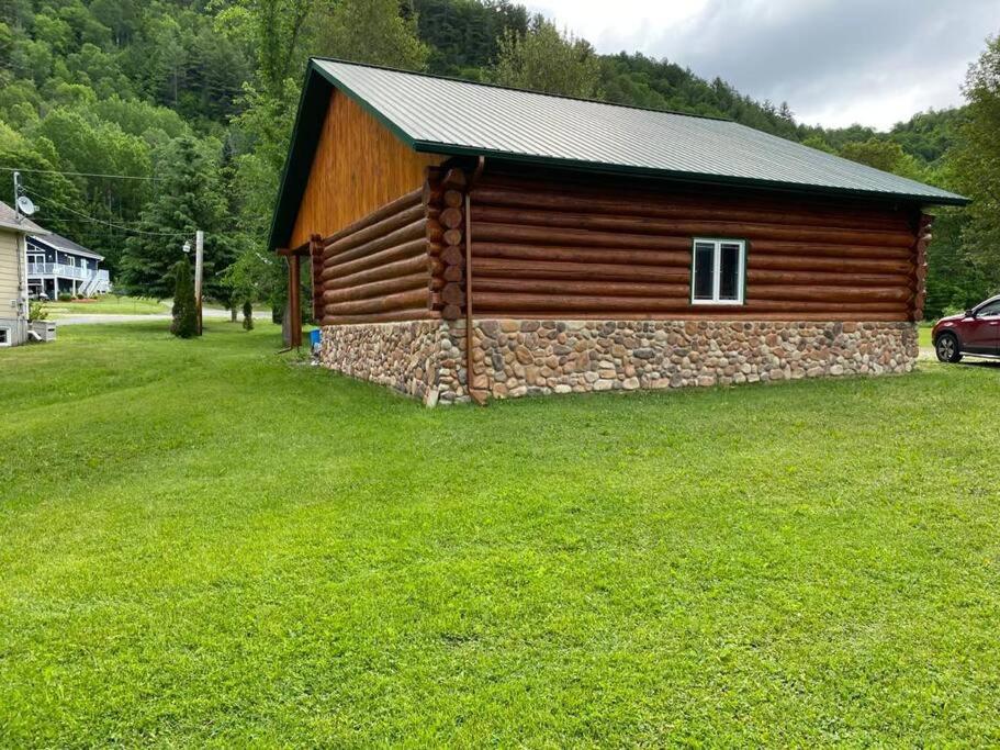 Lake side escape (log home)