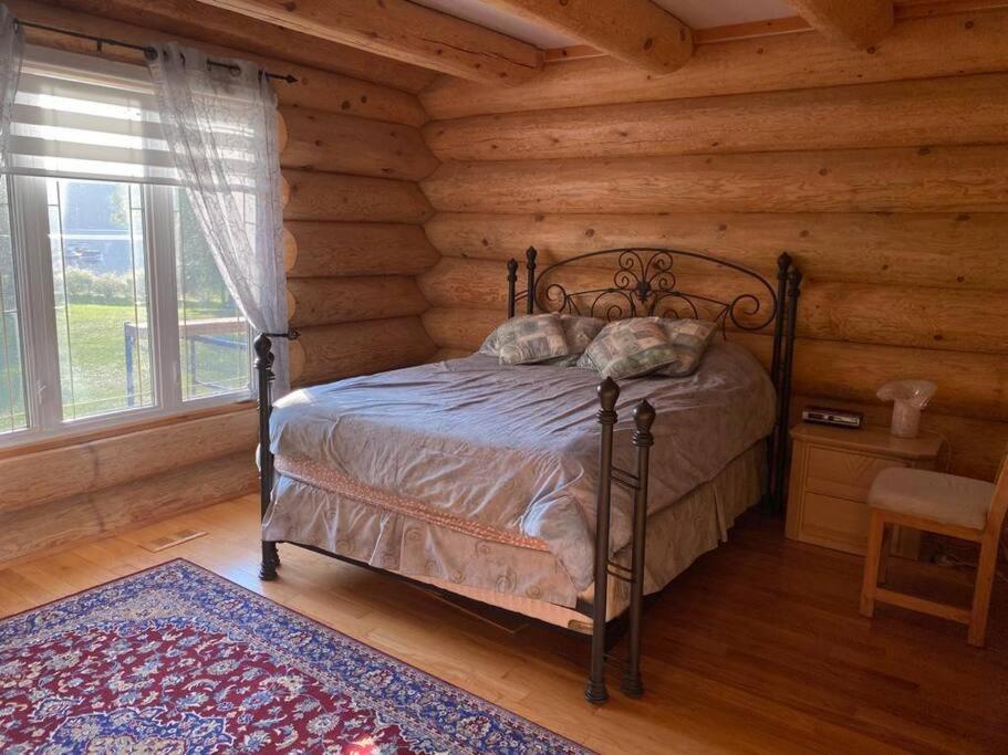 Lake side escape (log home)
