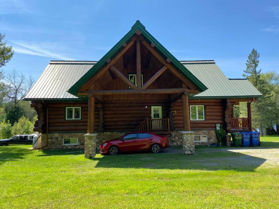 Lake side escape (log home)