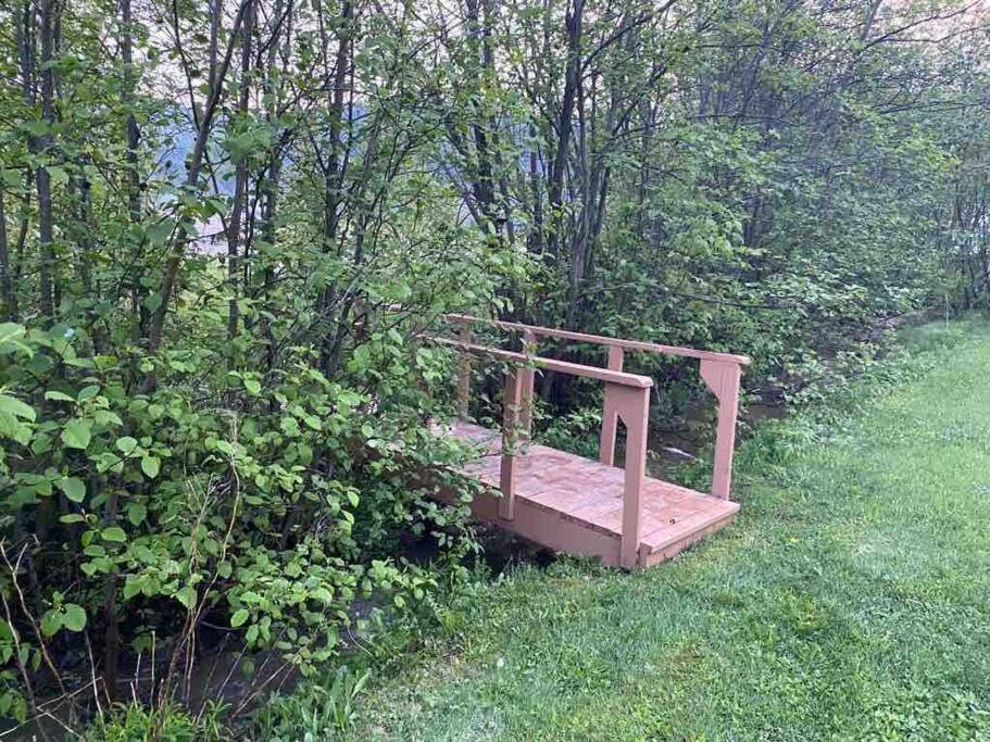Lake side escape (log home)