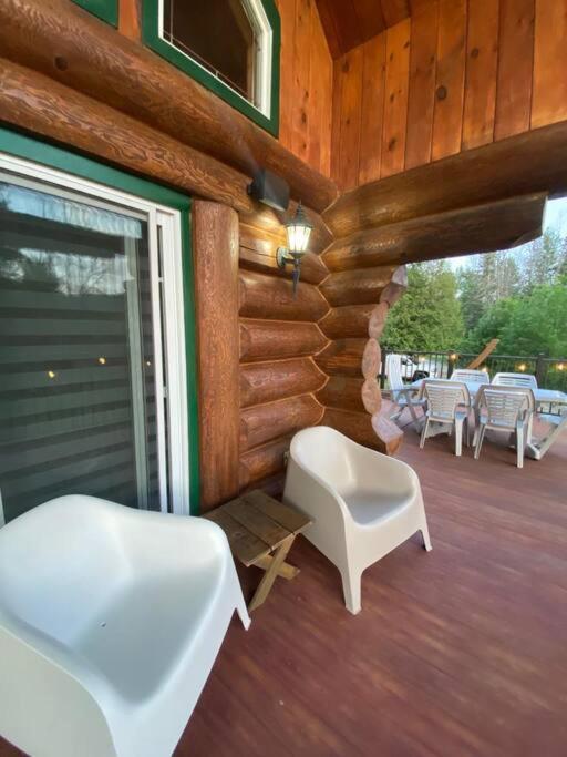 Lake side escape (log home)