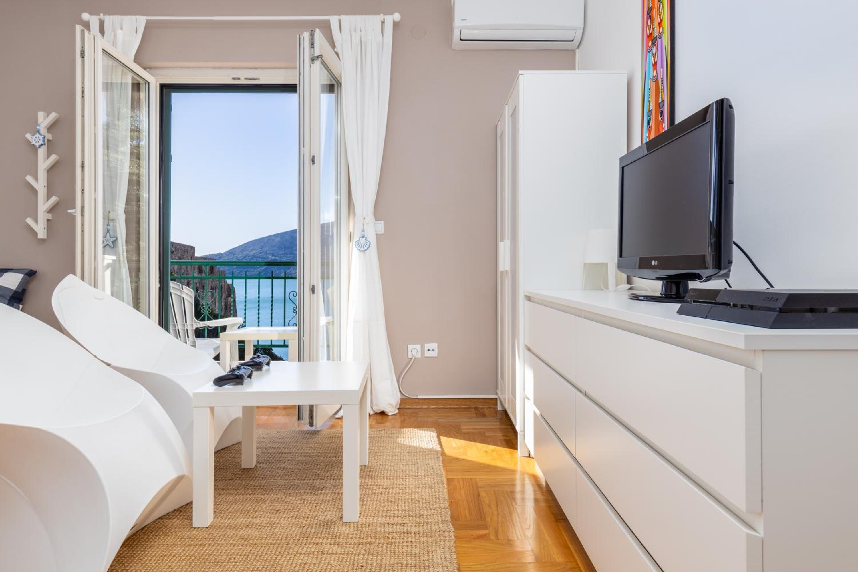 Lula la land (4 adults or family) photo 3