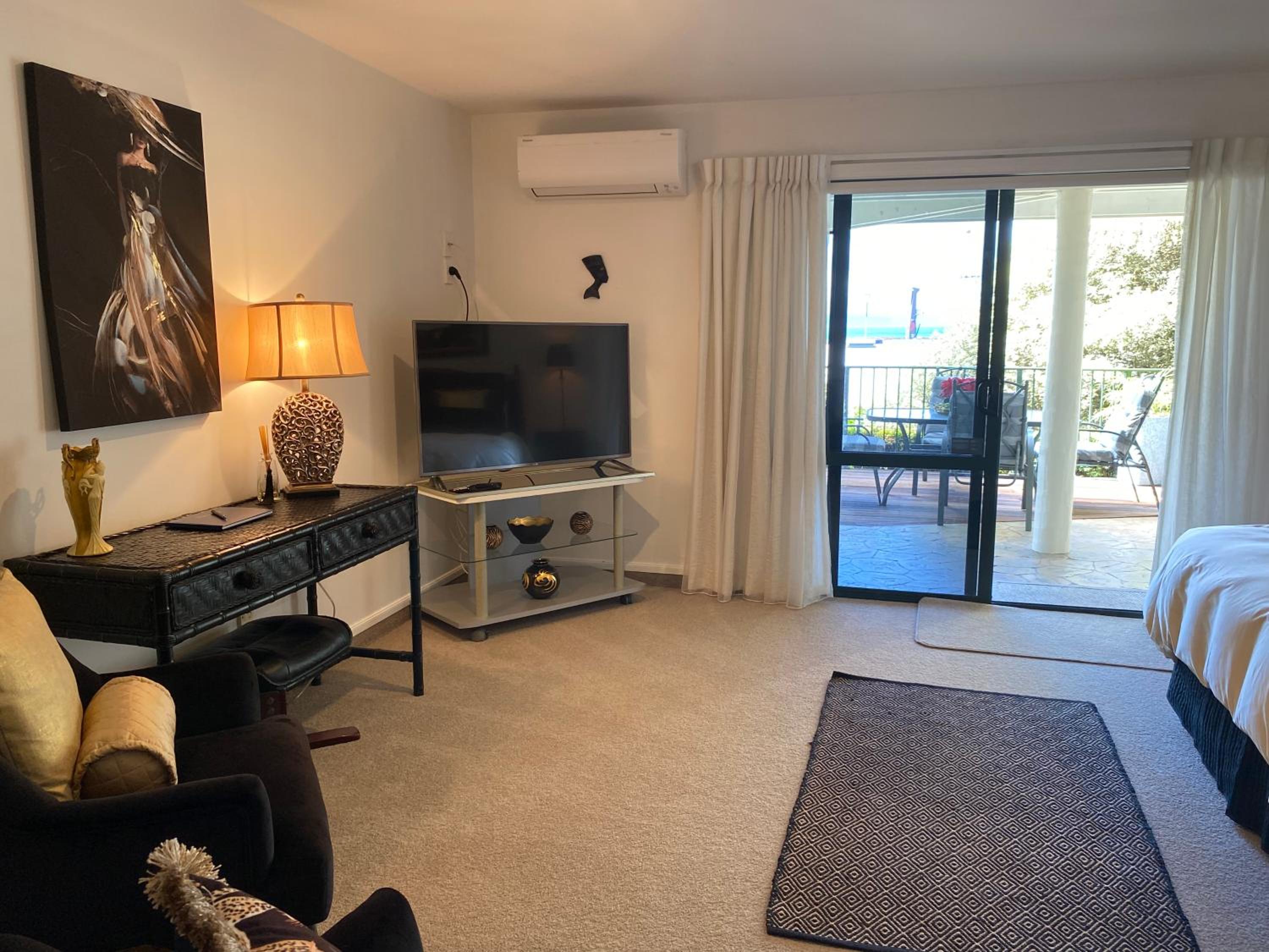 Maison Blue - Chic Garden Apartment - Pet Friendly view 5