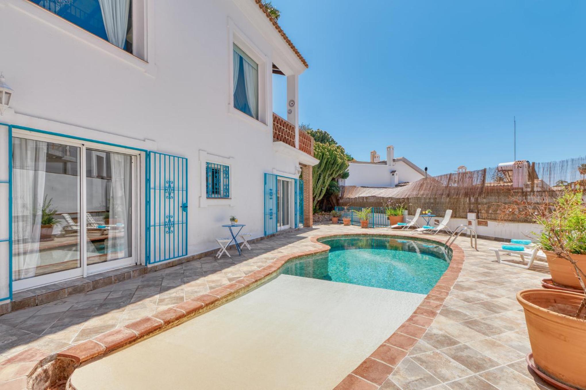 Amapola House Exclusive Private Pool, BBQ & Pet Friendly Torreblanca Fuengirola by Groway Home