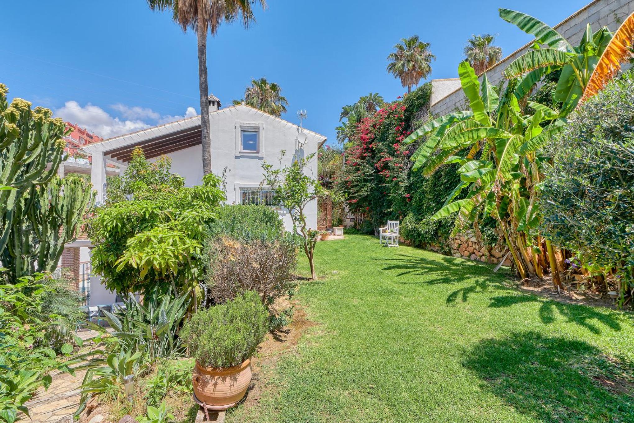 Amapola House Exclusive Private Pool, BBQ & Pet Friendly Torreblanca Fuengirola by Groway Home