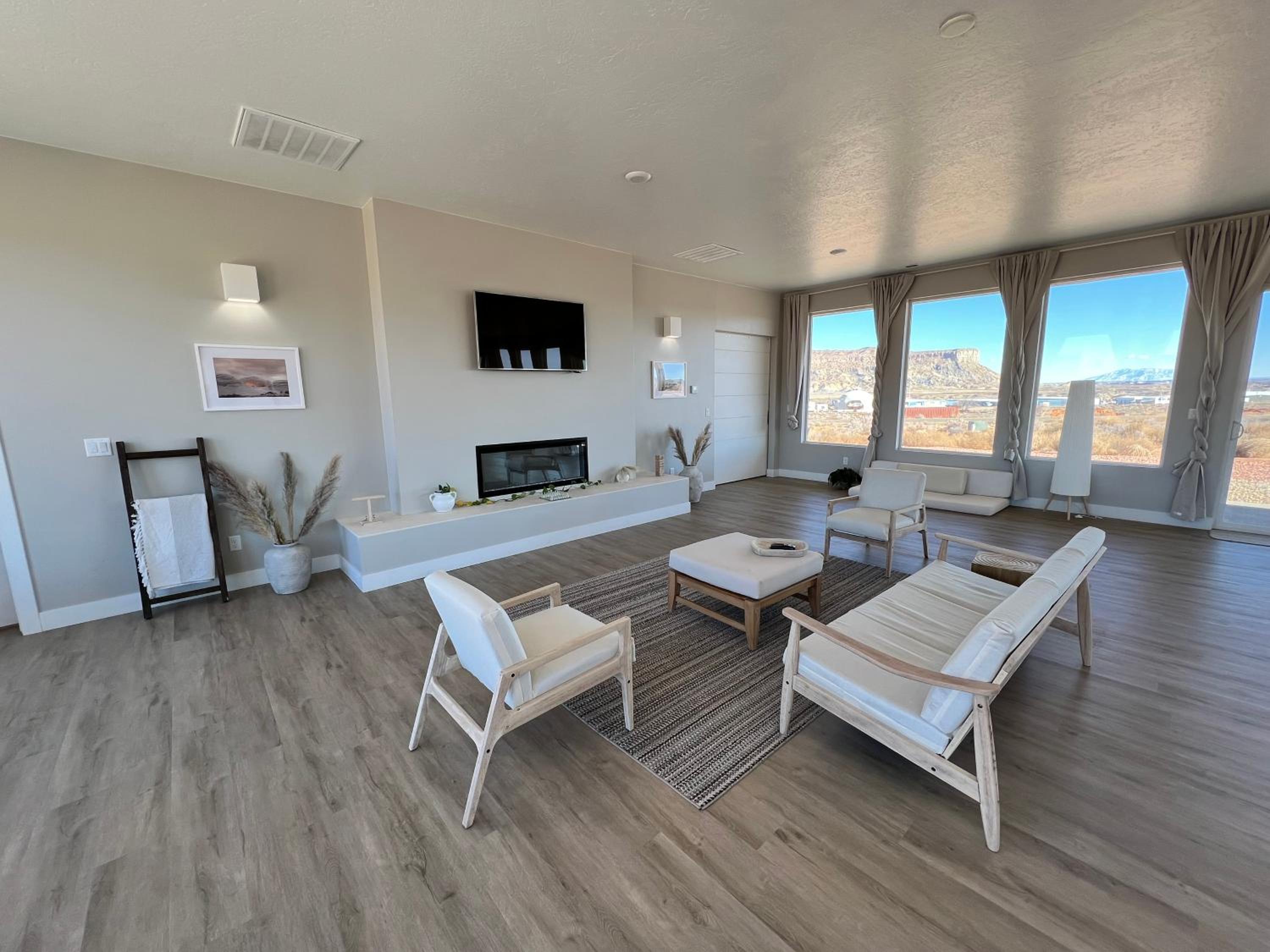 Page Arizona border town- Tranquil Zen Retreat with Amazing Mesa Views