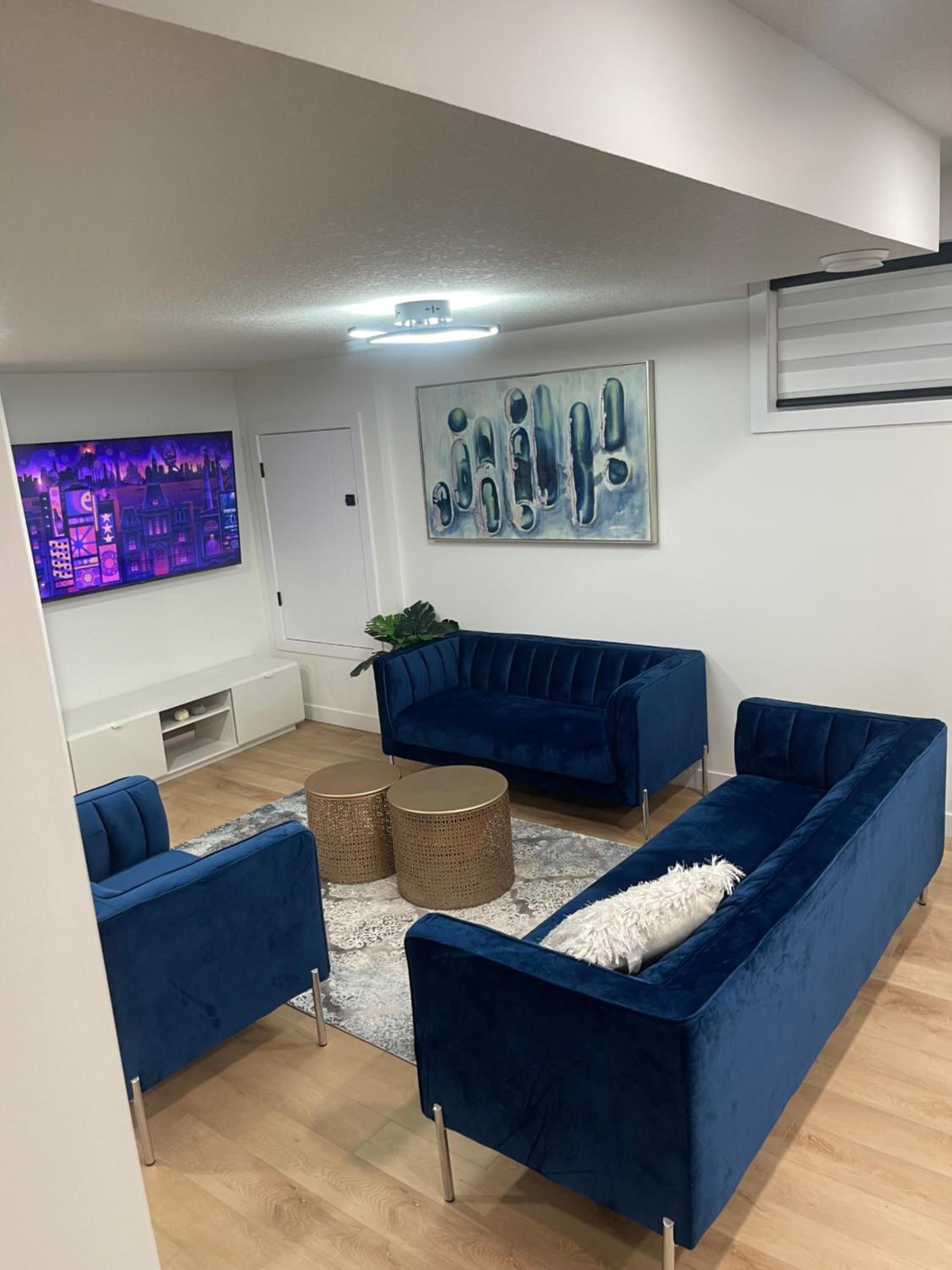 Stylish 2 Bedroom suite in SW Edmonton close to Windermere and Edmonton International Airport