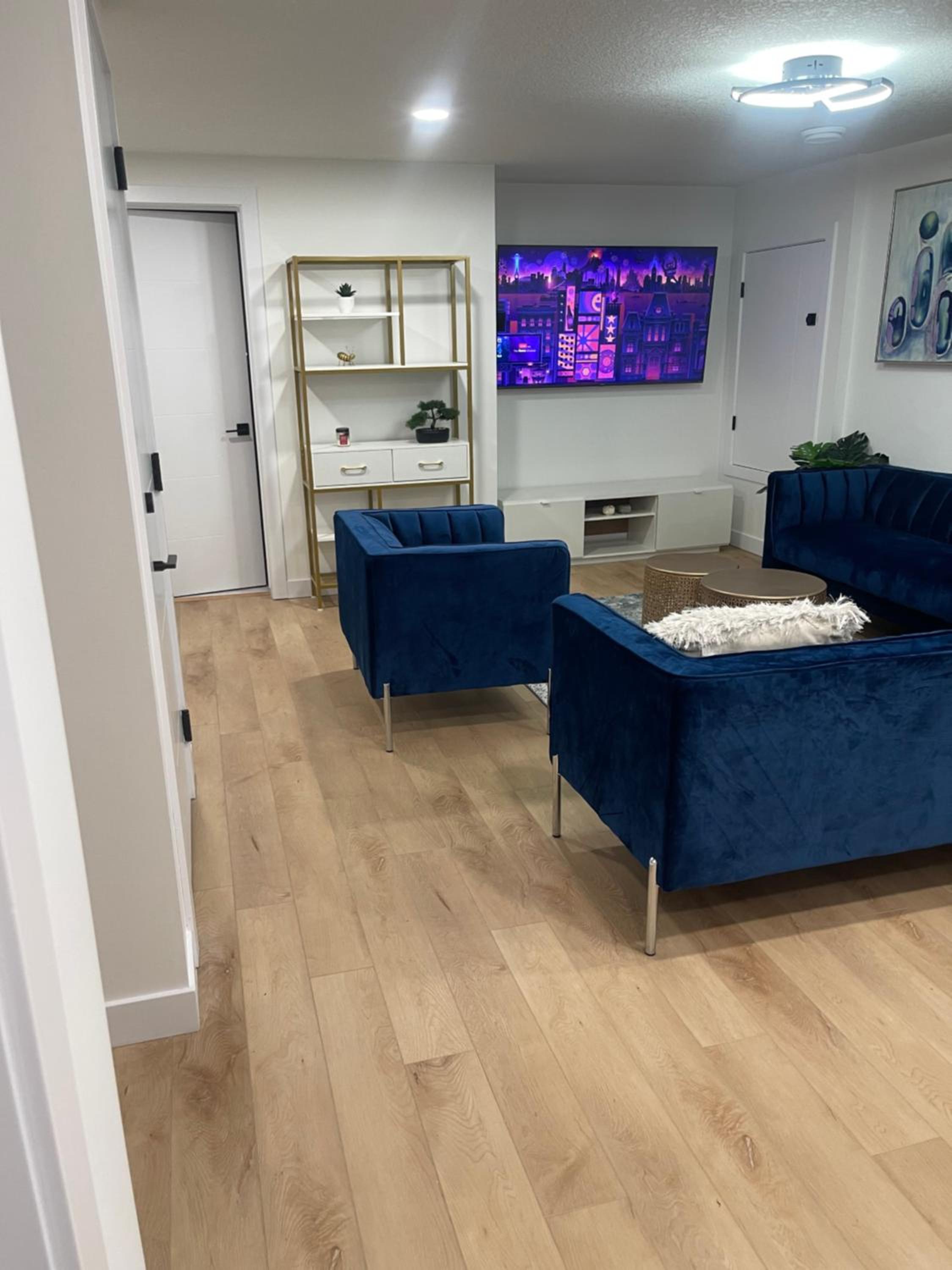 Stylish 2 Bedroom suite in SW Edmonton close to Windermere and Edmonton International Airport