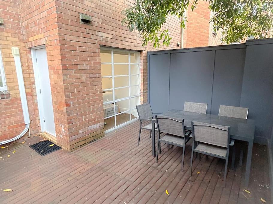East Melbourne unit with courtyard