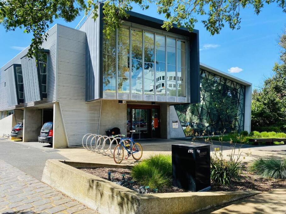 East Melbourne unit with courtyard