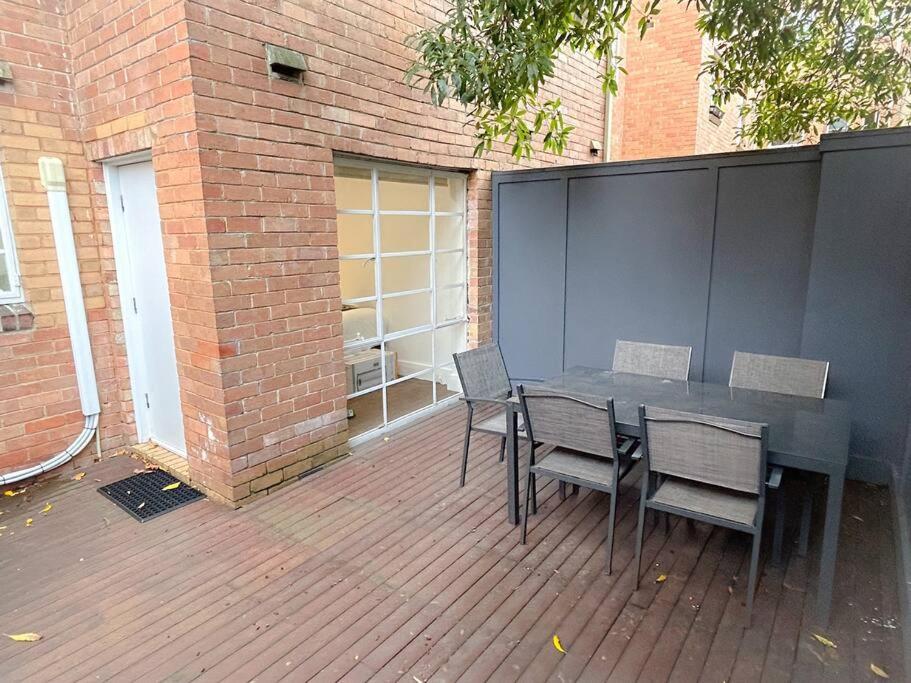 East Melbourne unit with courtyard