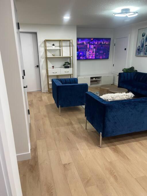 Modern 2Bedroom suite in SW Edmonton close to Edmonton International Airport