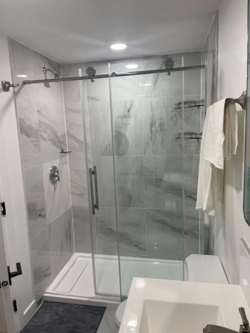 Modern 2Bedroom suite in SW Edmonton close to Edmonton International Airport