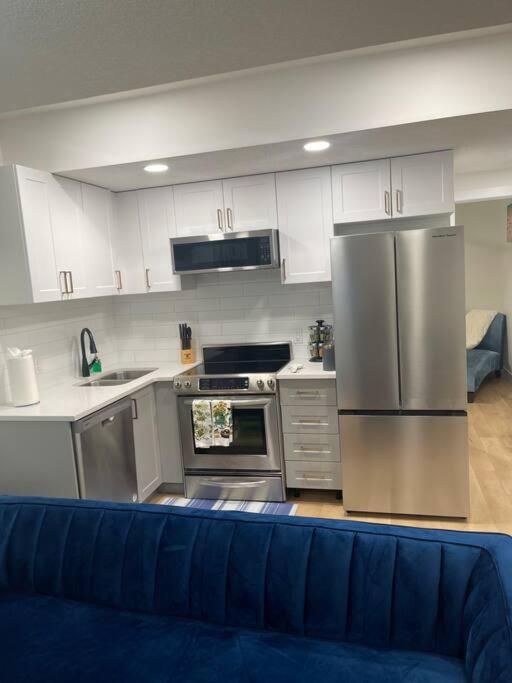 Modern 2Bedroom suite in SW Edmonton close to Edmonton International Airport