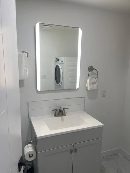 Modern 2Bedroom suite in SW Edmonton close to Edmonton International Airport