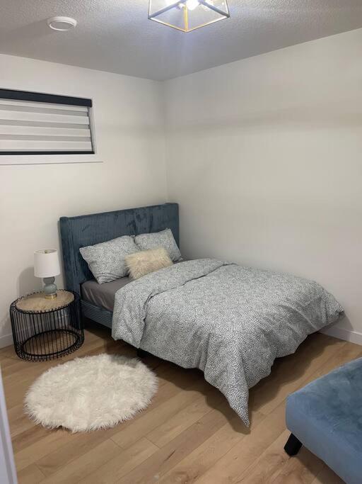 Modern 2Bedroom suite in SW Edmonton close to Edmonton International Airport