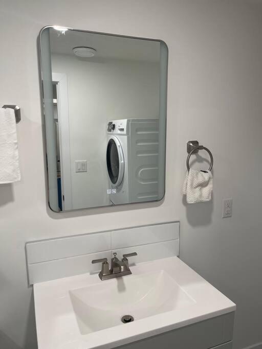Modern 2Bedroom suite in SW Edmonton close to Edmonton International Airport