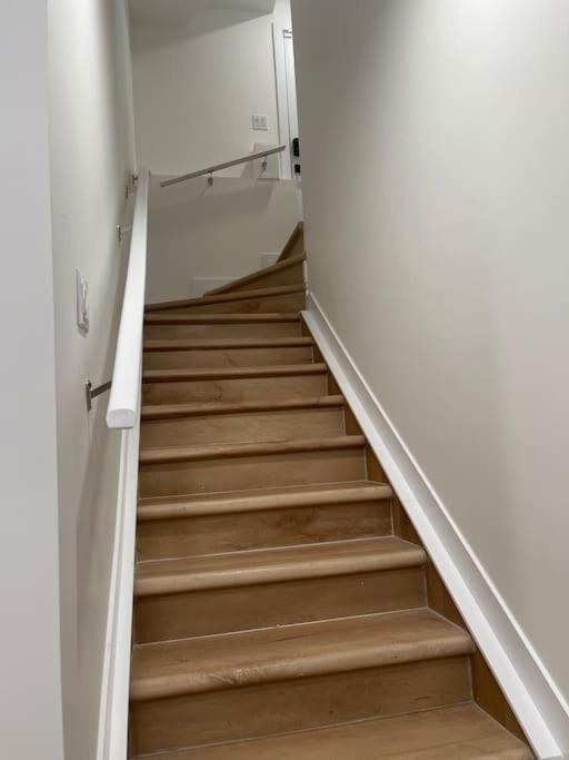 Modern 2Bedroom suite in SW Edmonton close to Edmonton International Airport