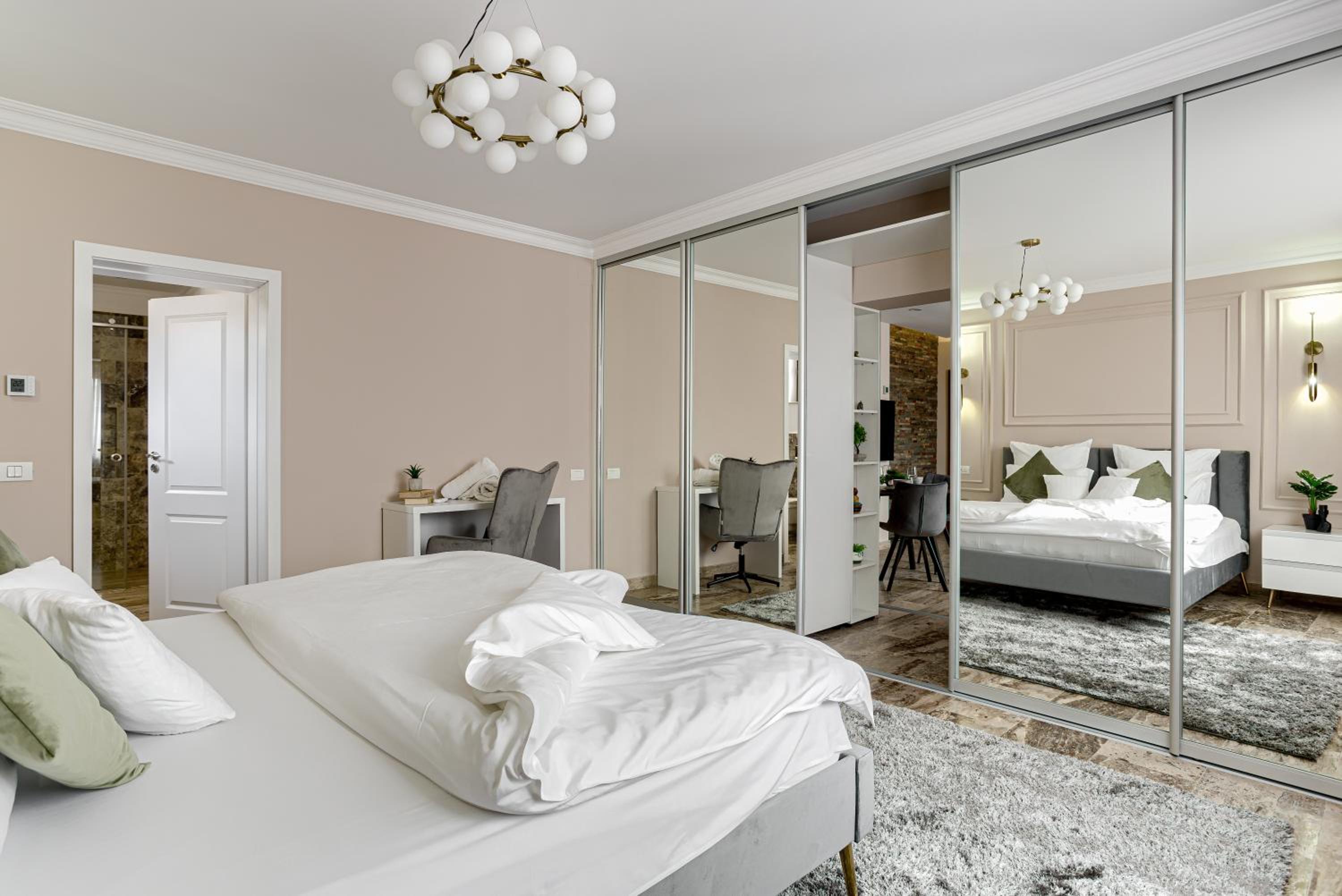 Sika Royal Garden & Spa Central Apartment Arad - self check-in view 4