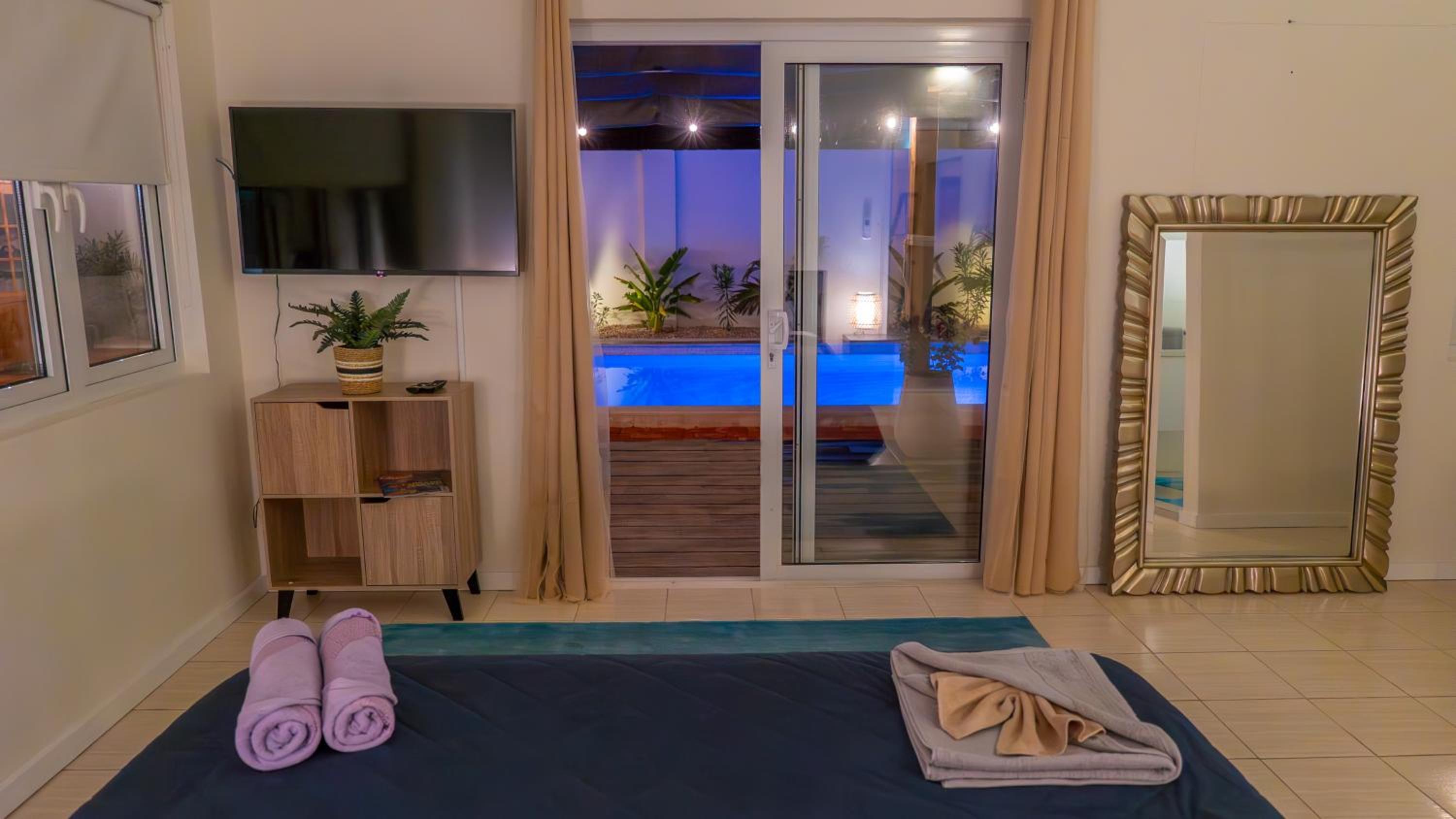 Sunny Eagle Beach Villa - 3 min. from beach