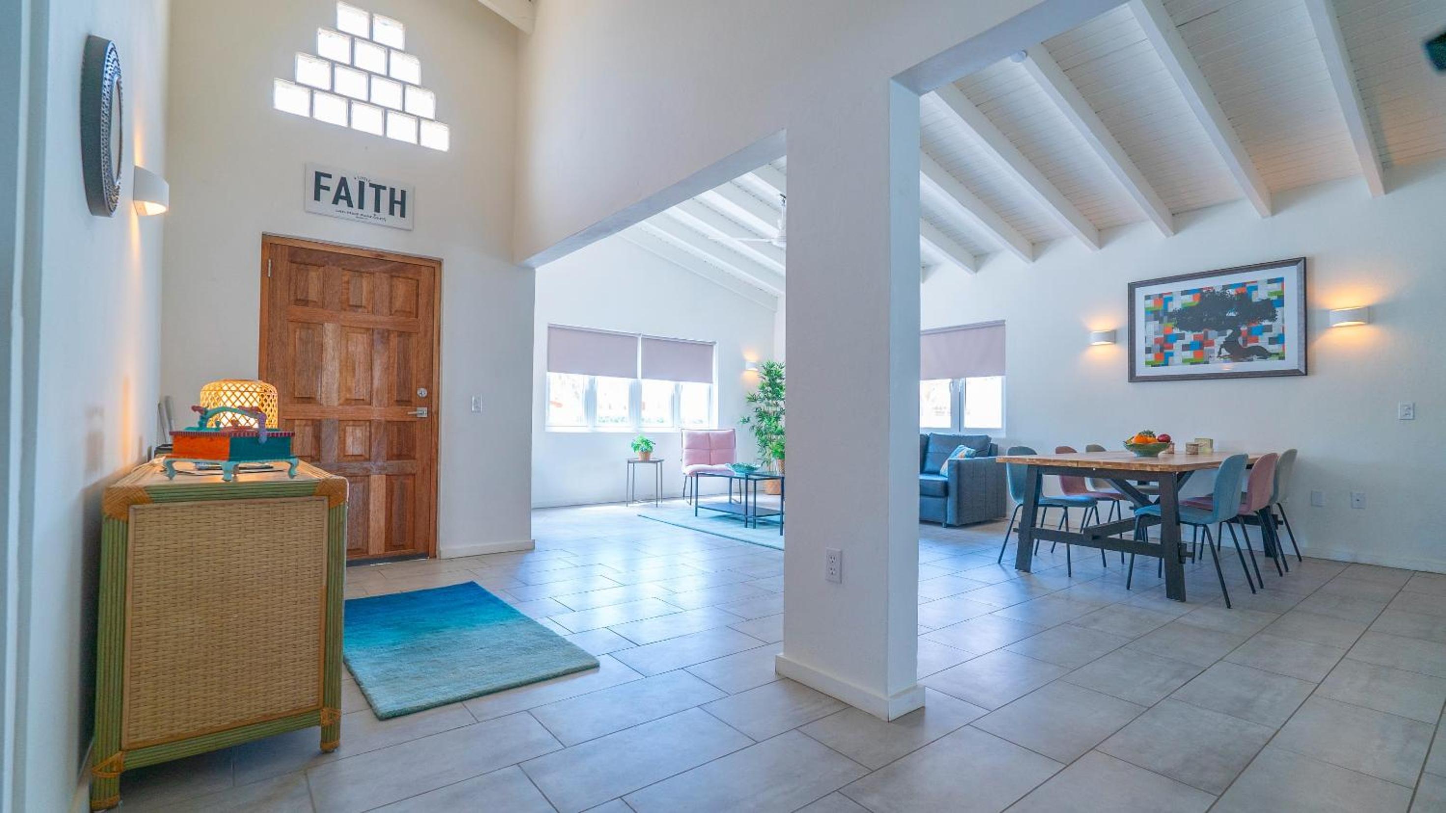 Sunny Eagle Beach Villa - 3 min. from beach