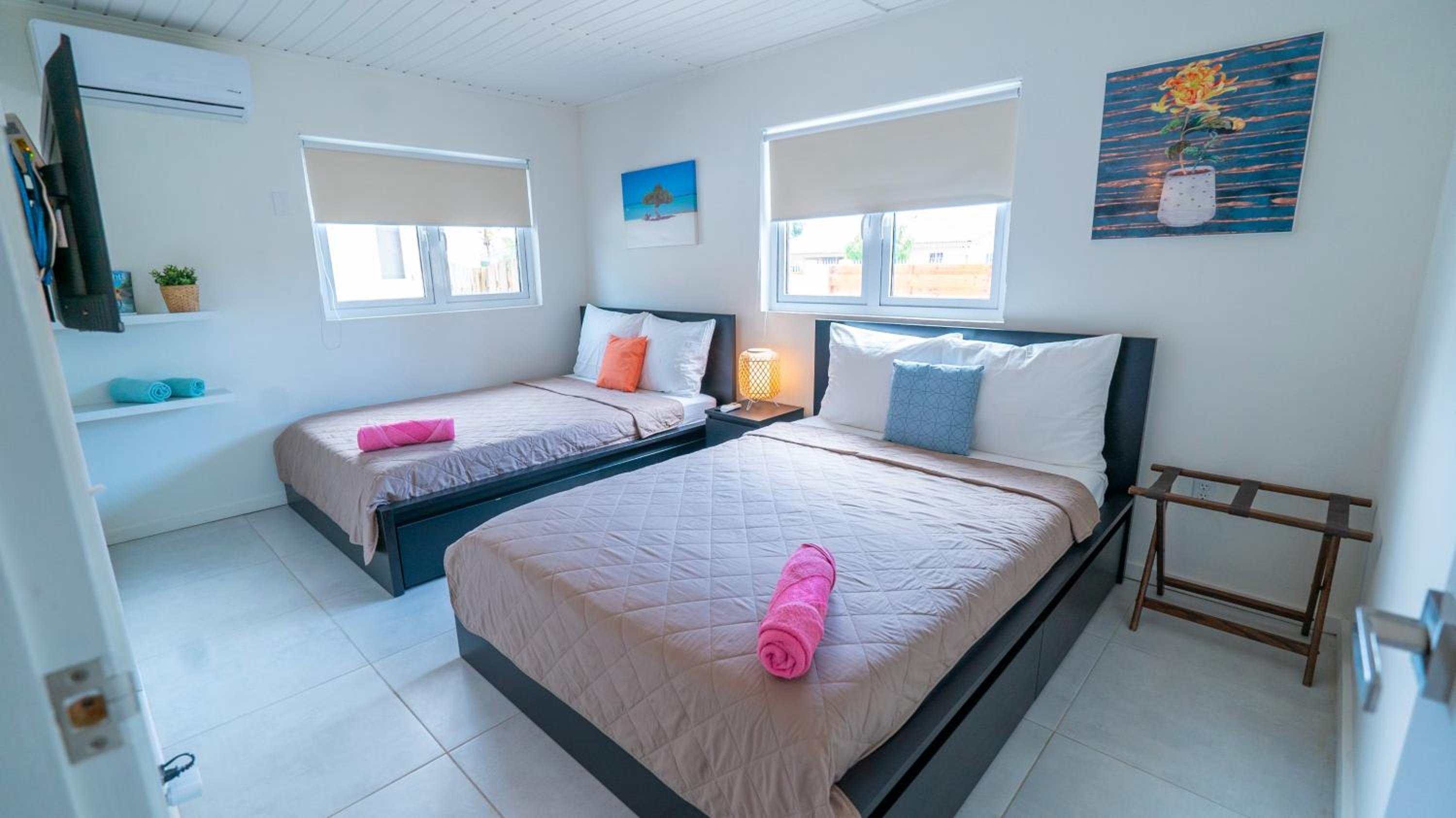 Sunny Eagle Beach Villa - 3 min. from beach