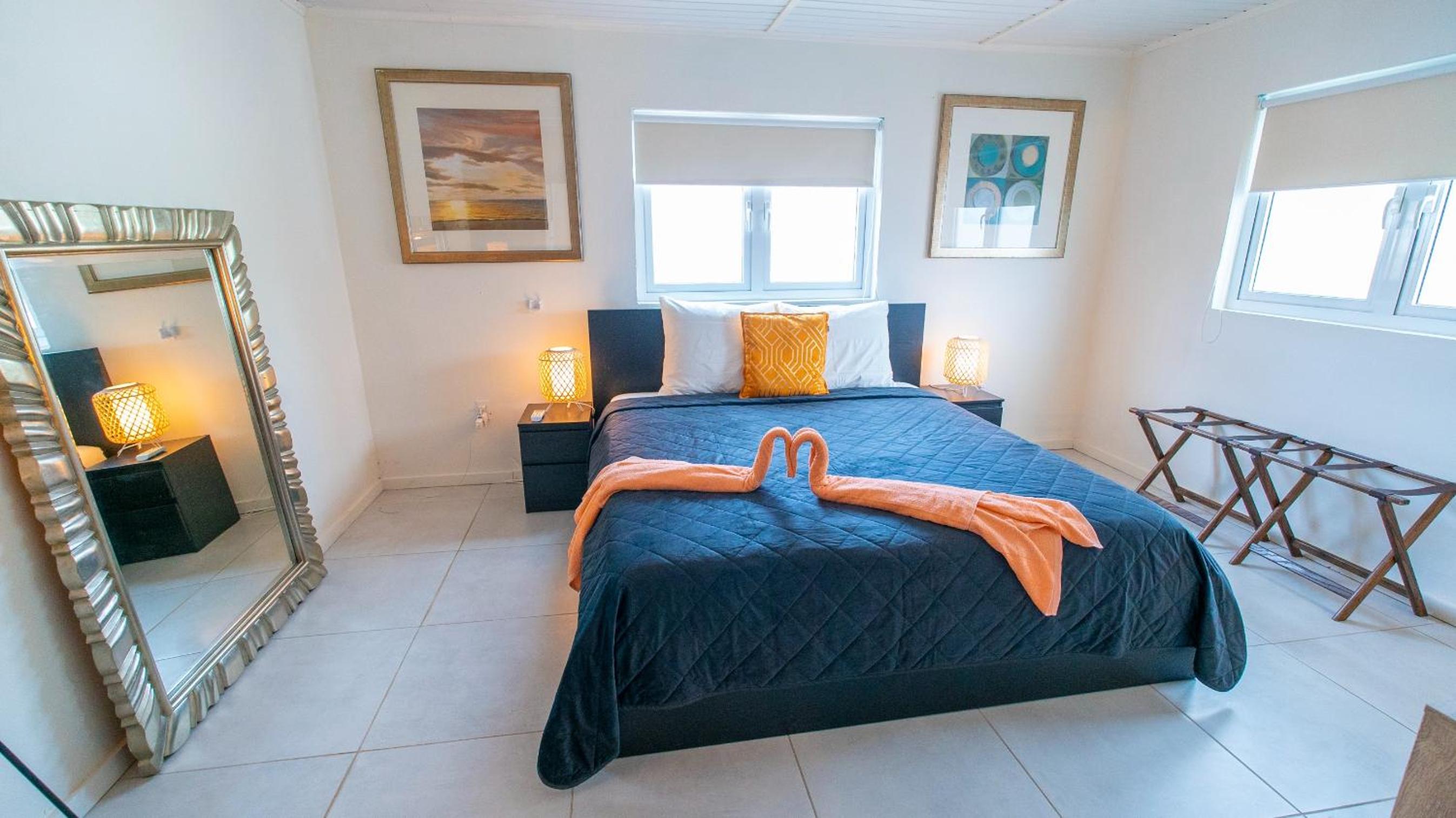 Sunny Eagle Beach Villa - 3 min. from beach