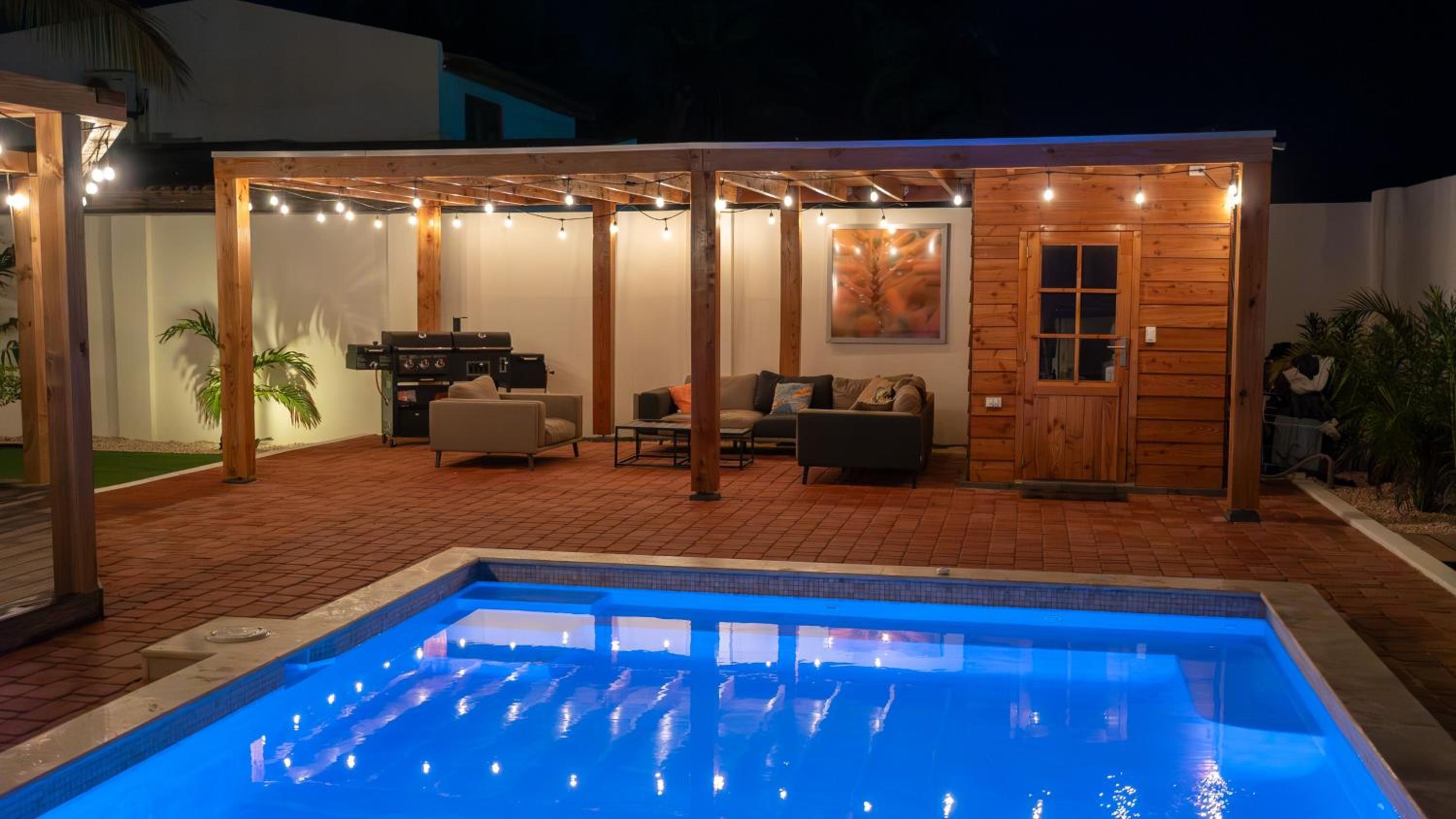 Sunny Eagle Beach Villa - 3 min. from beach
