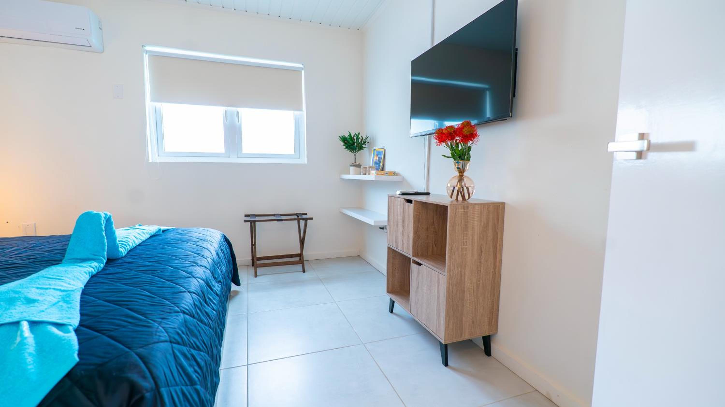 Sunny Eagle Beach Villa - 3 min. from beach