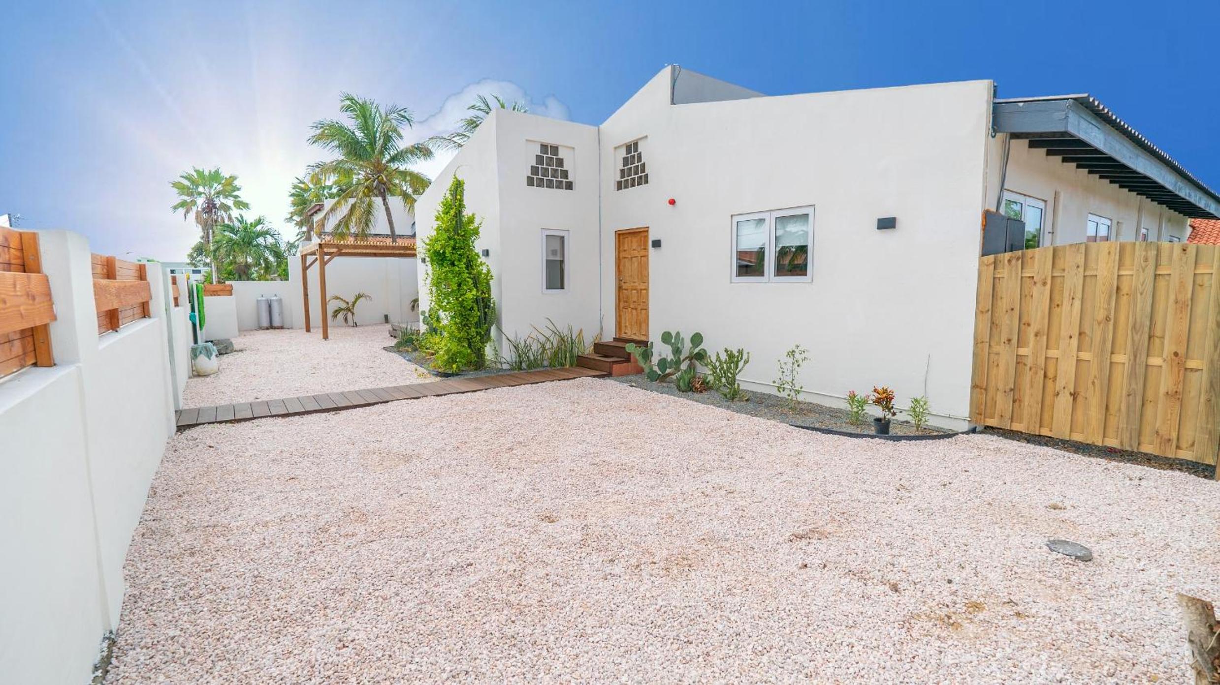 Sunny Eagle Beach Villa - 3 min. from beach