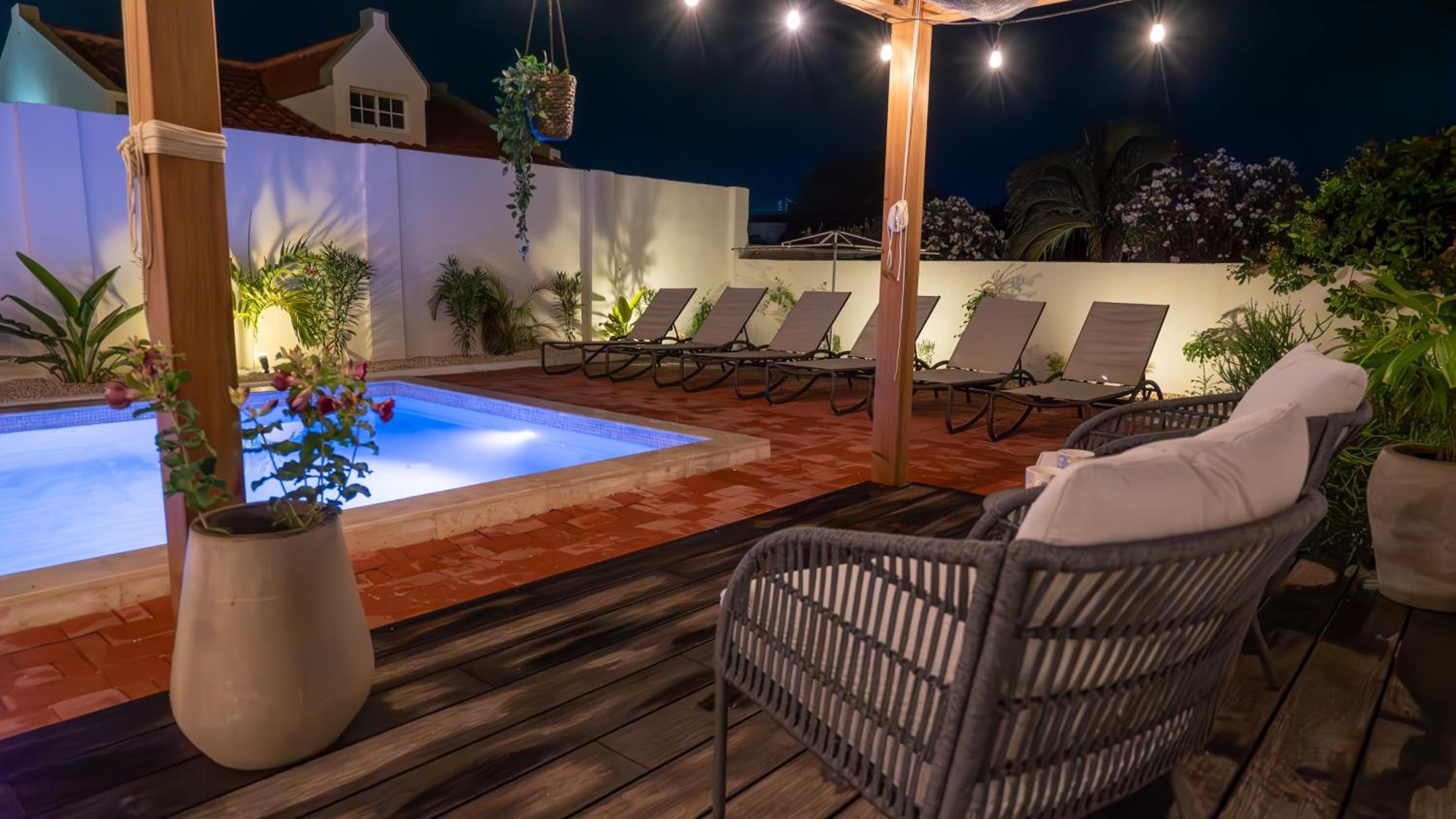 Sunny Eagle Beach Villa - 3 min. from beach