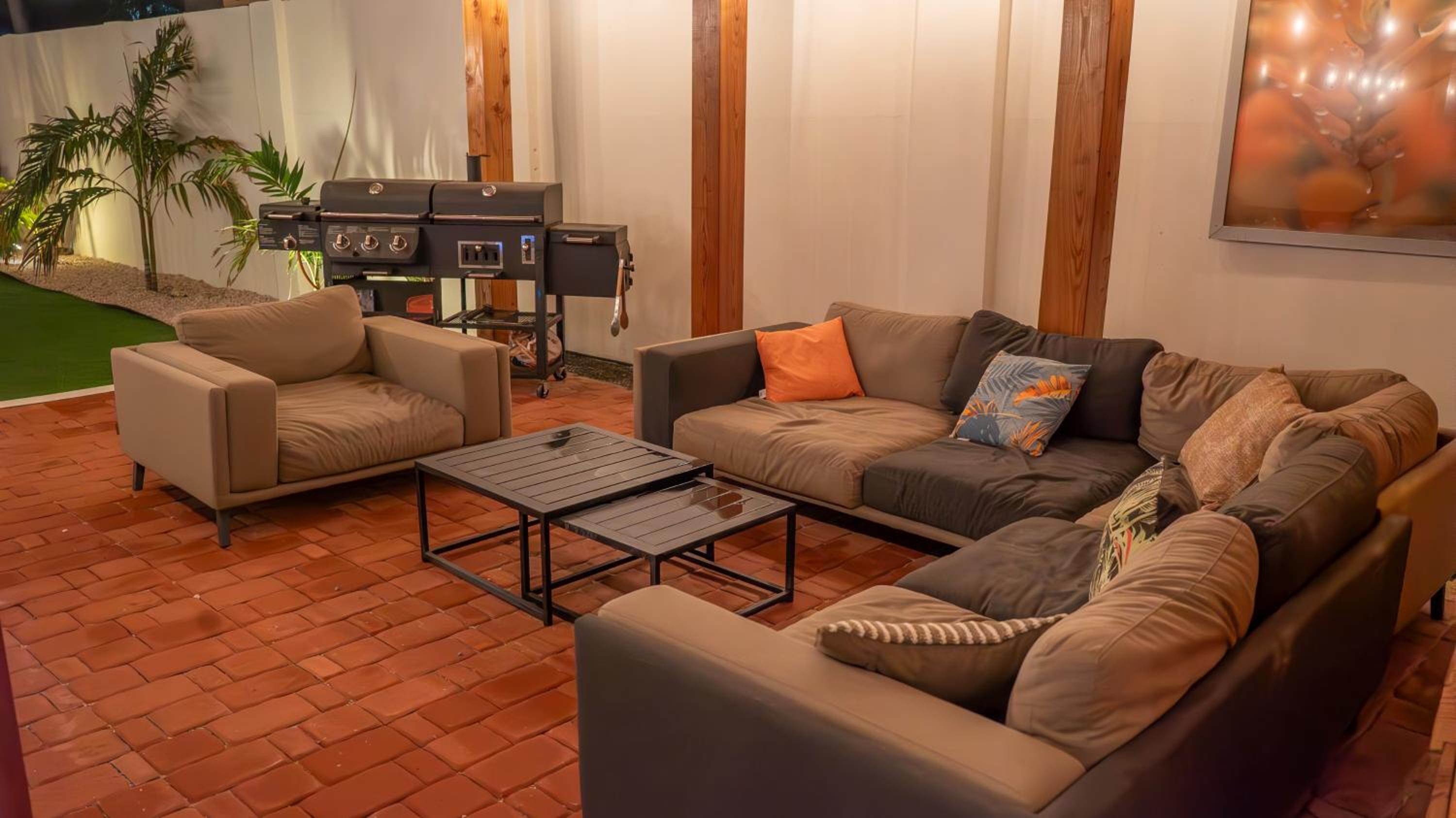 Sunny Eagle Beach Villa - 3 min. from beach